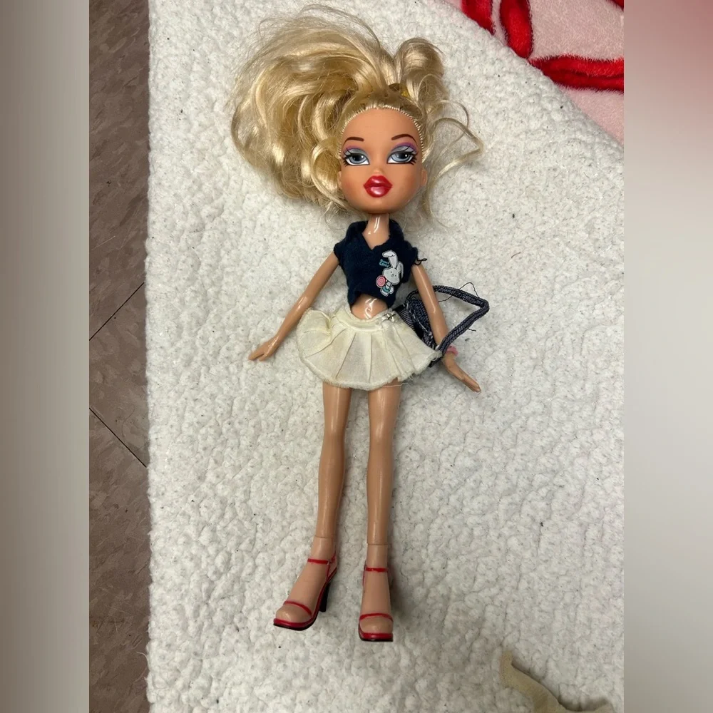 Bratz Funk Out Chloe Y2K Doll - Picture 2 of 4
